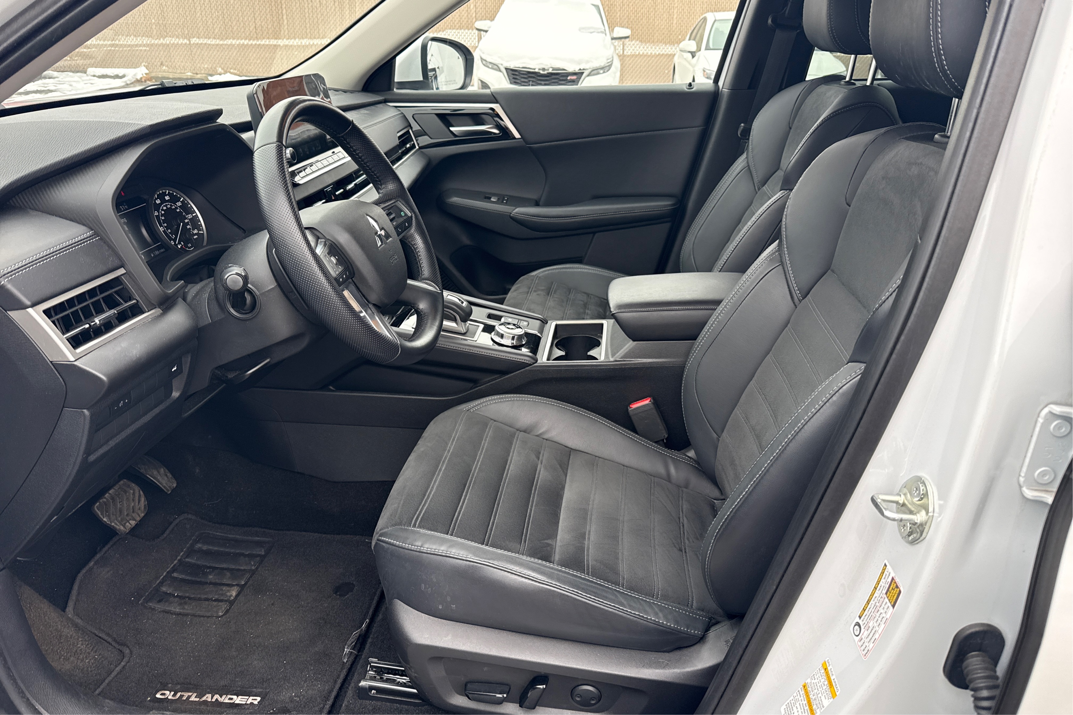 2022 Mitsubishi Outlander SE's photo