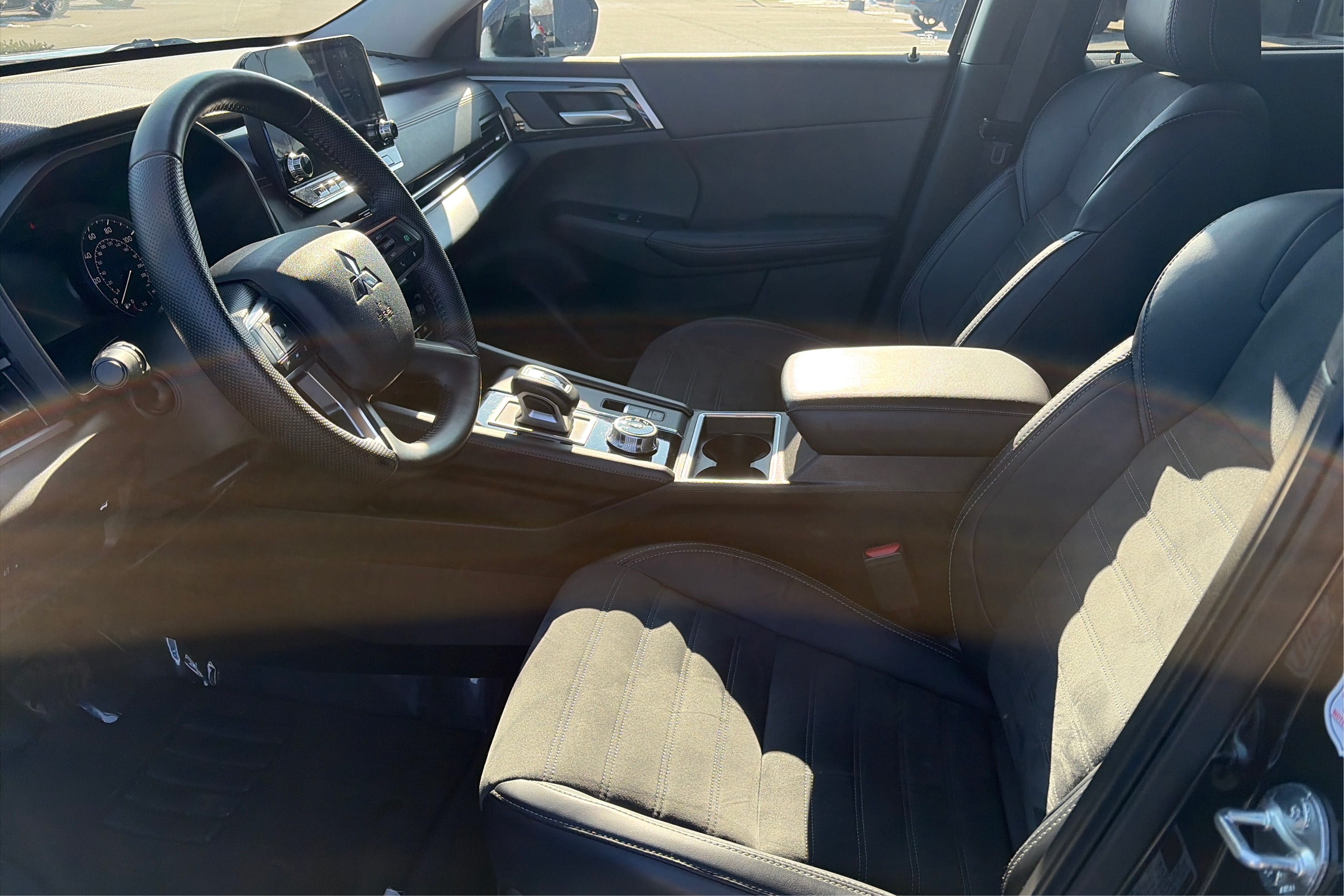 2024 Mitsubishi Outlander SE's photo