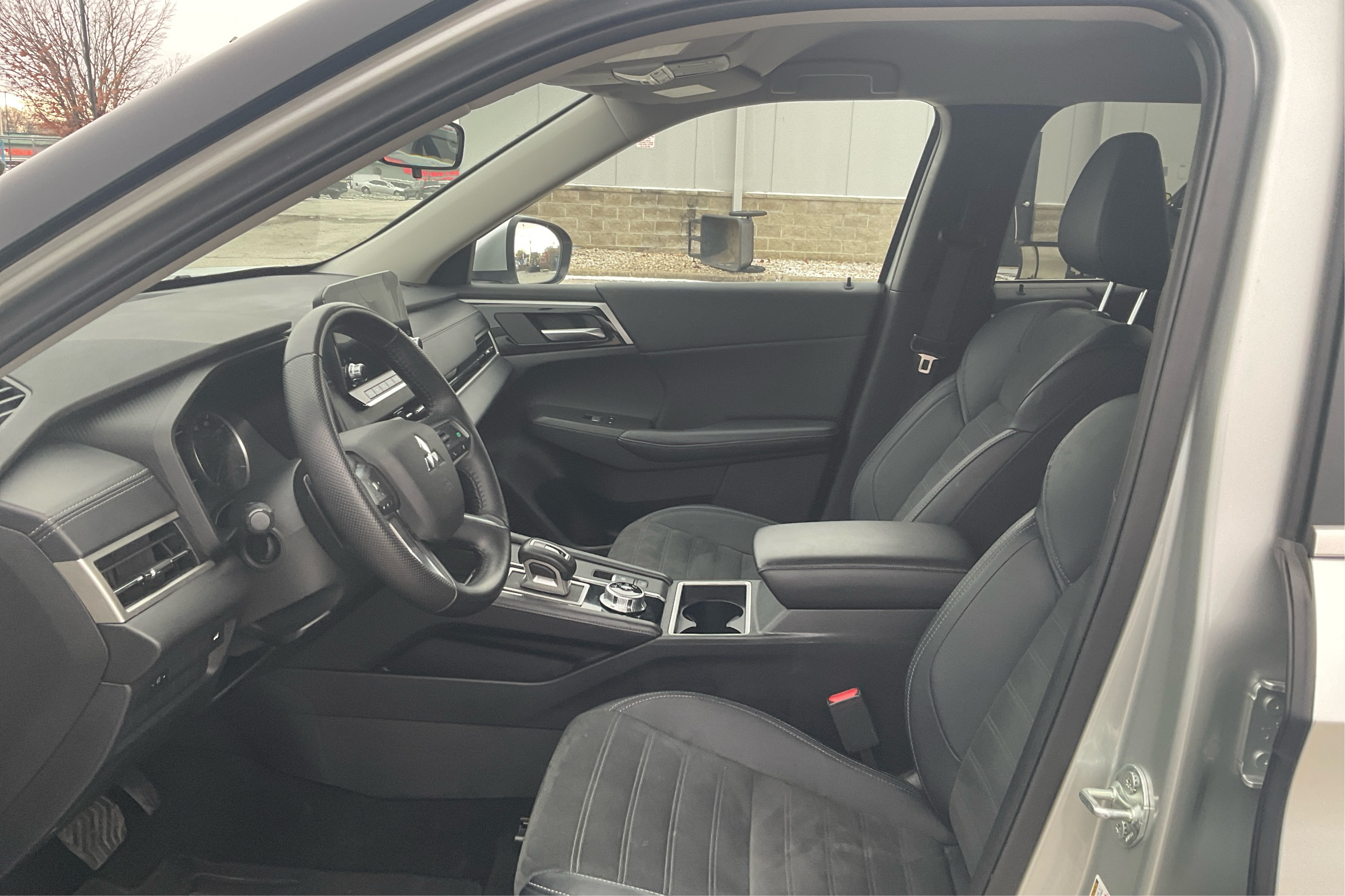 2024 Mitsubishi Outlander SE's photo