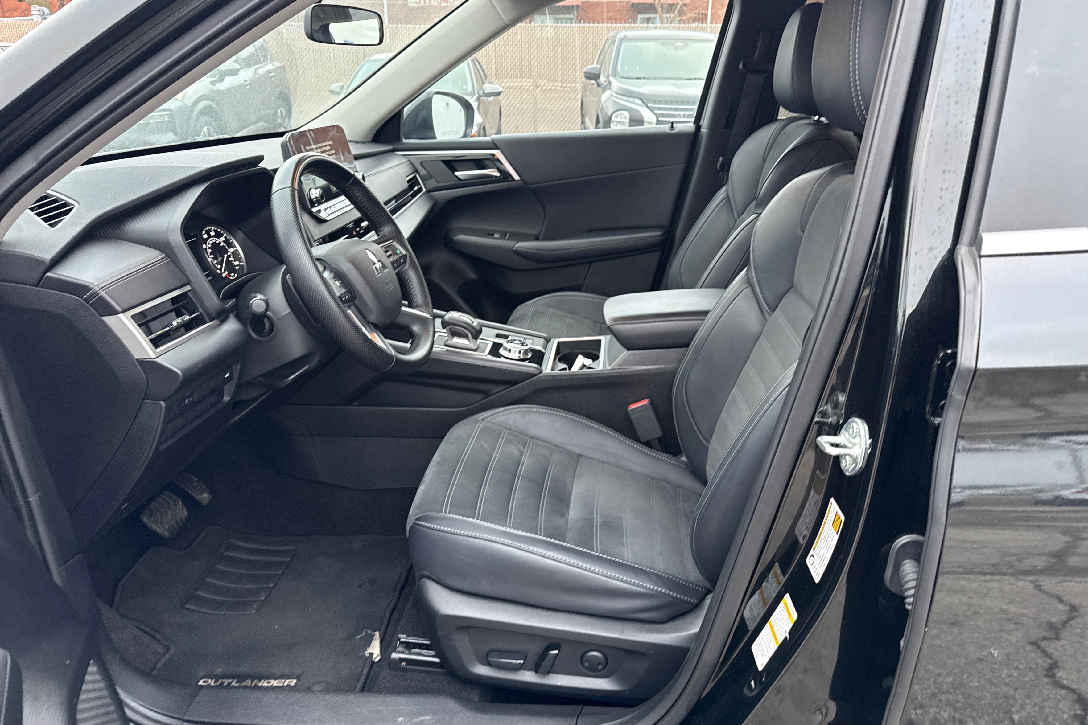 2024 Mitsubishi Outlander SE's photo