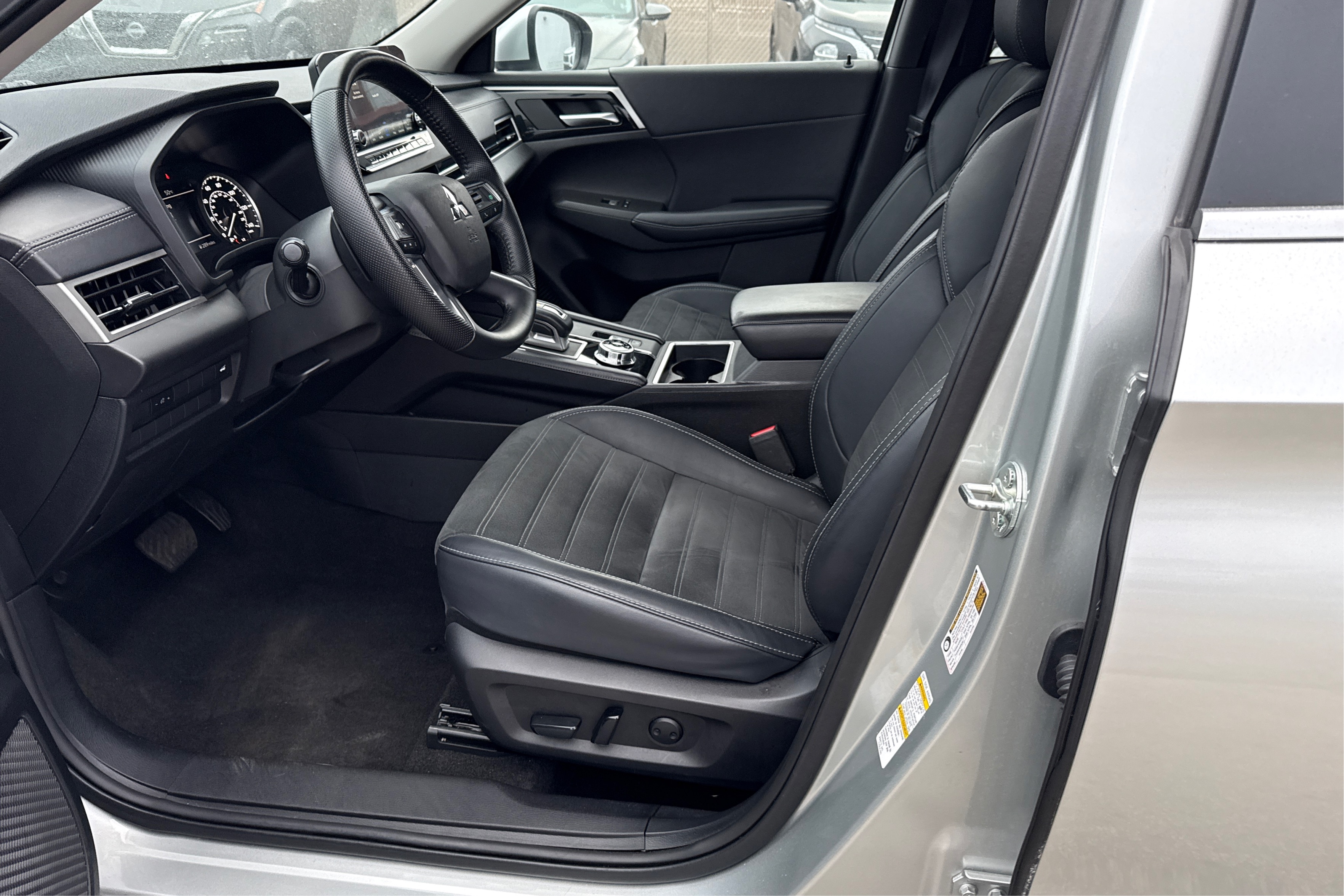 2024 Mitsubishi Outlander SE's photo