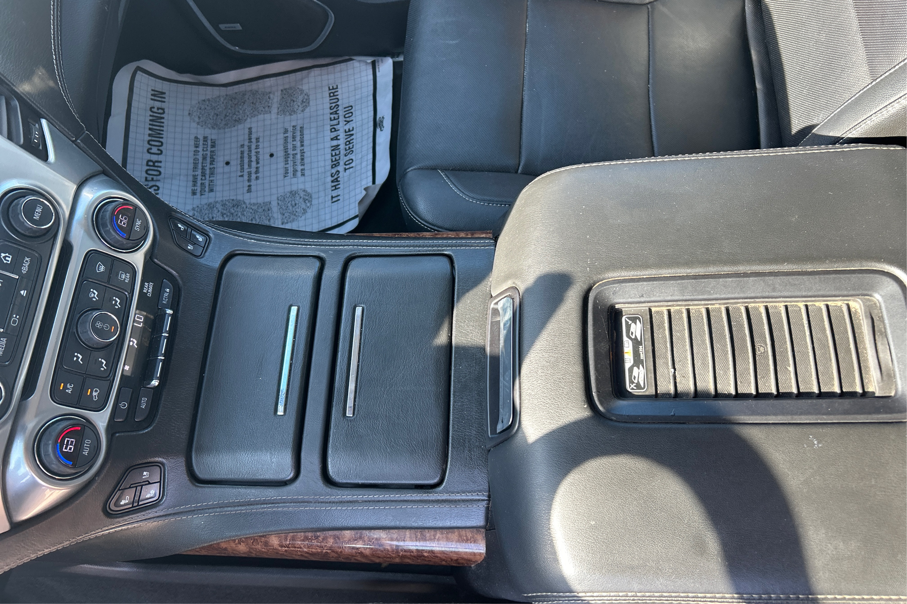 2018 Chevrolet Suburban Premier - Photo 11
