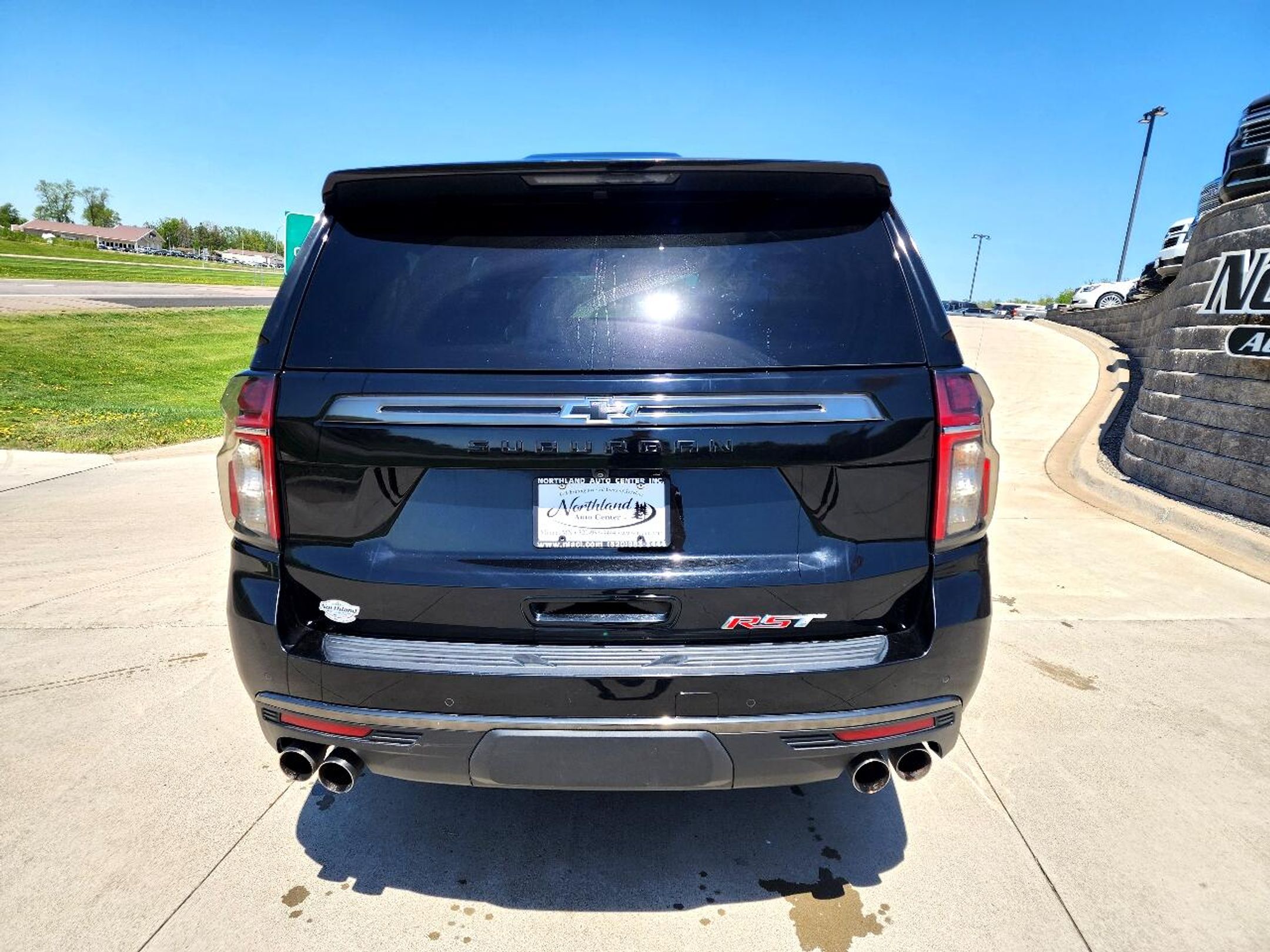 2022 Chevrolet Suburban RST photo 2