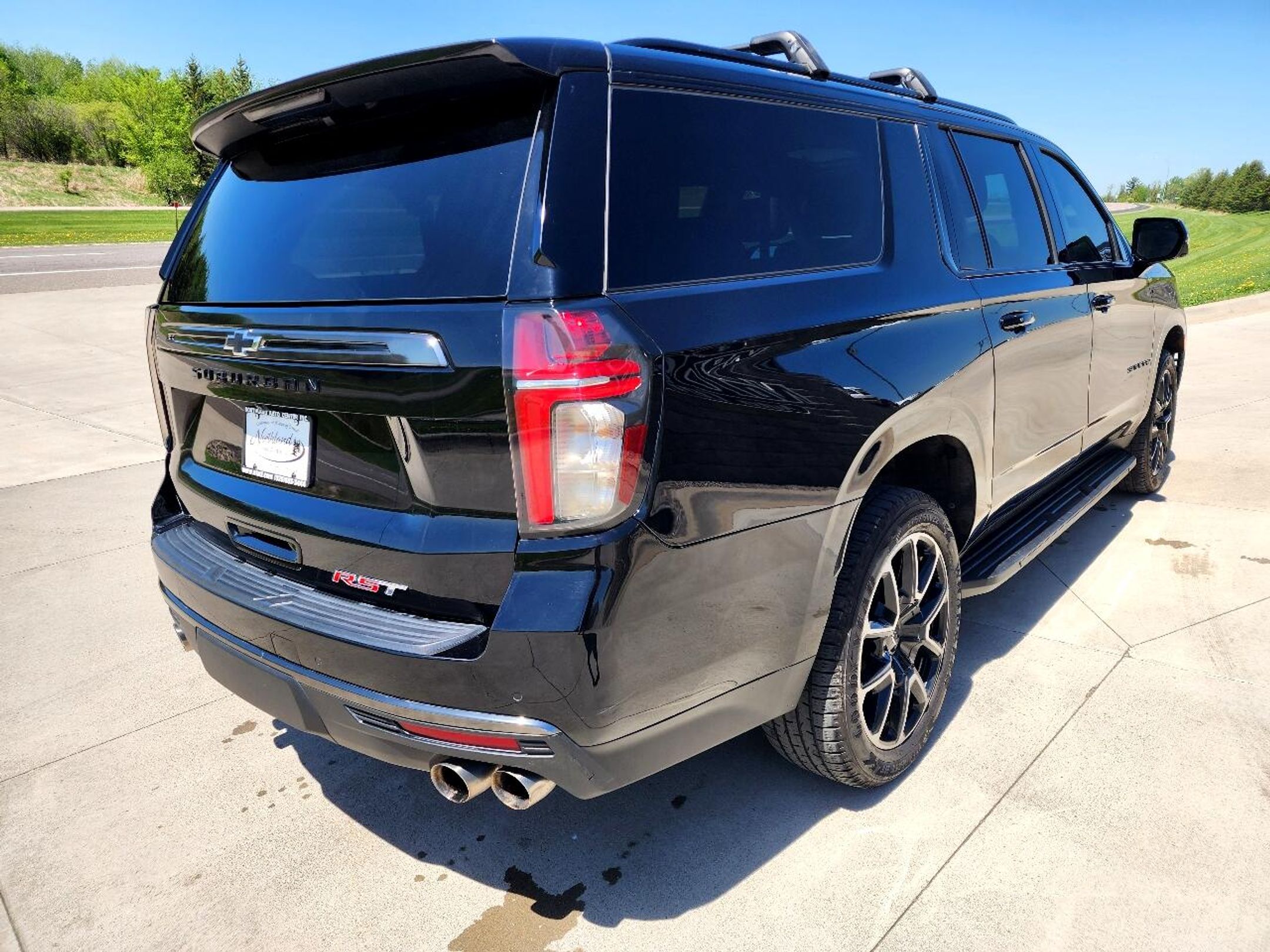 2022 Chevrolet Suburban RST photo 3