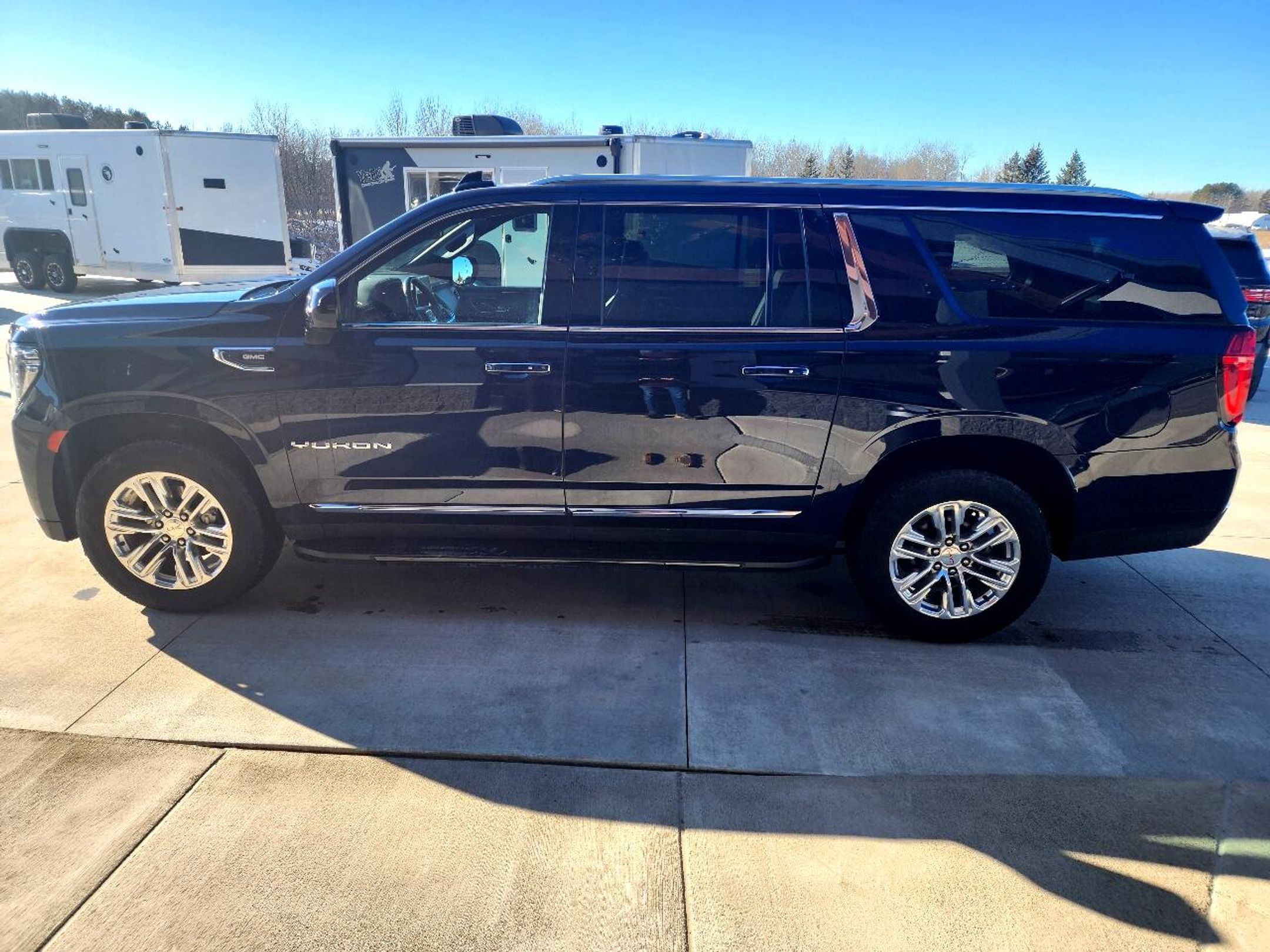 2023 Gmc Yukon XL SLT photo 3