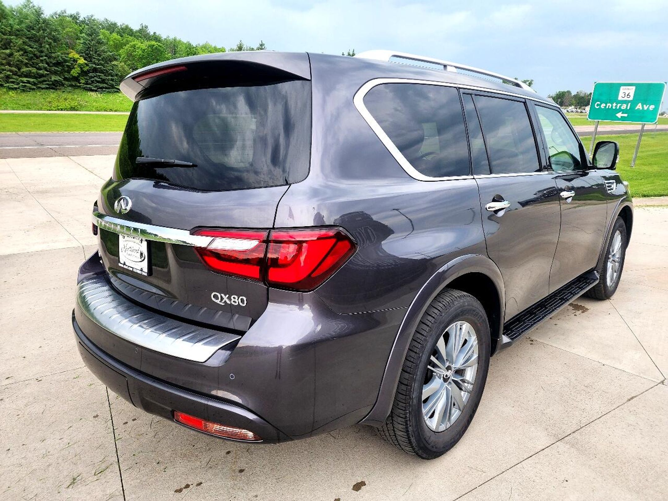 2024 Infiniti QX80 Luxe photo 4