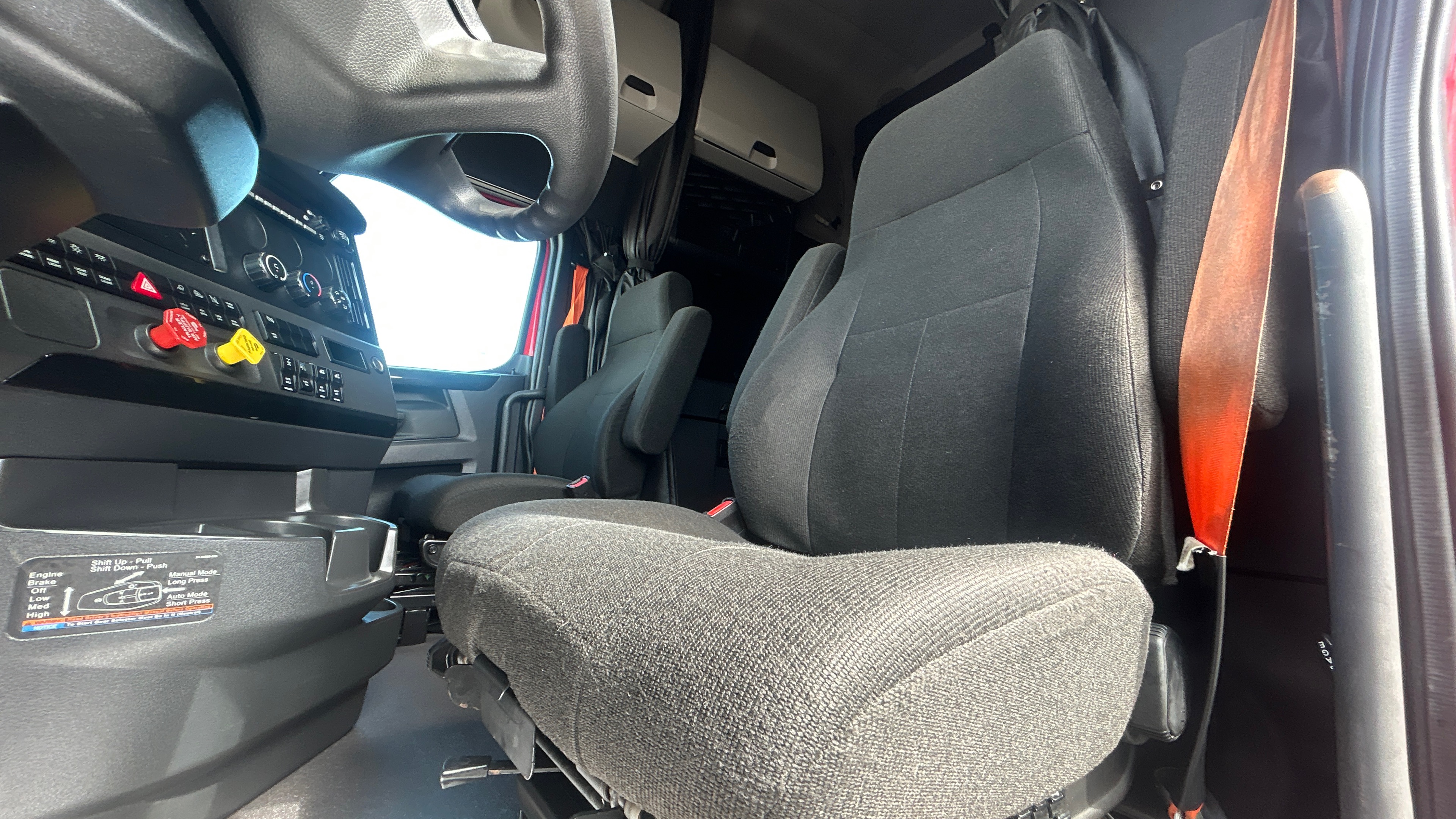 2023 Freightliner Cascadia - image 15