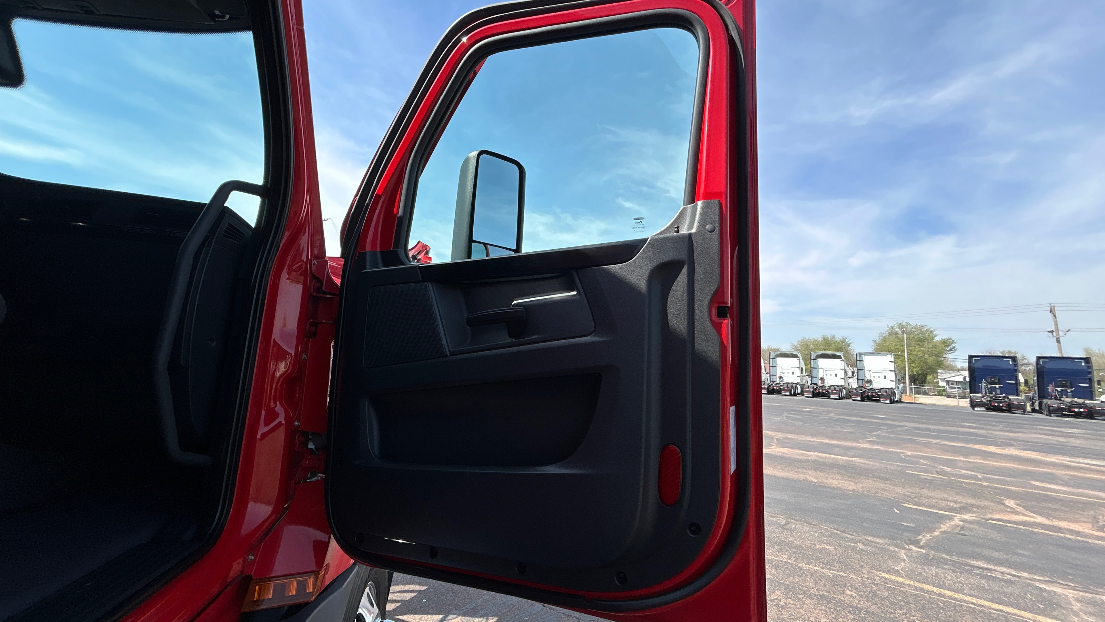 2023 Freightliner Cascadia - image 32