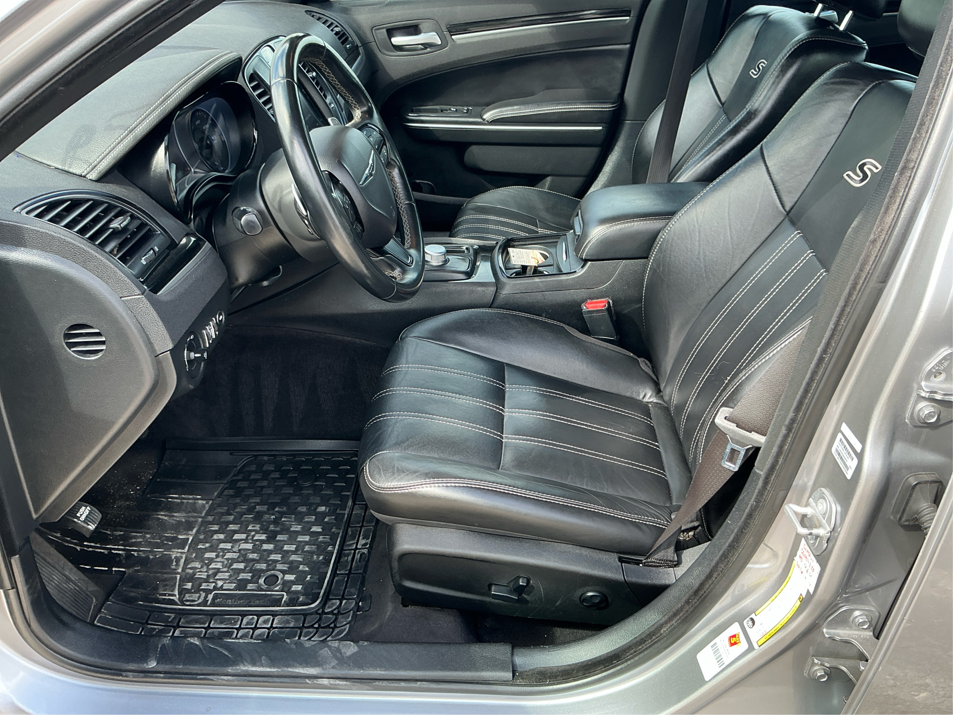 Neighborhood Autos, LLC - Used vehicle - SEDAN CHRYSLER 300 2018