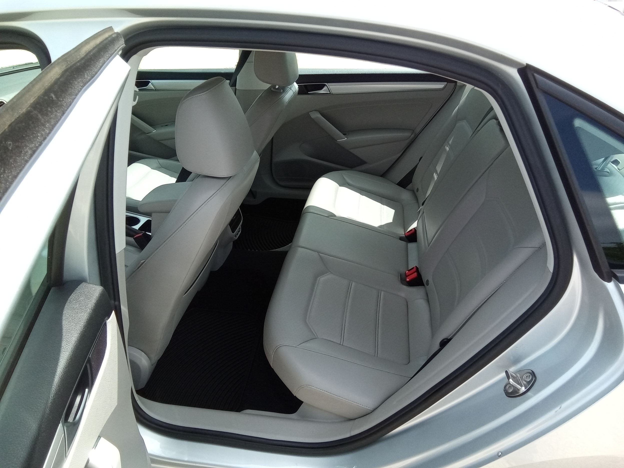 Neighborhood Autos, LLC - Used vehicle - Sedan VOLKSWAGEN PASSAT 2019