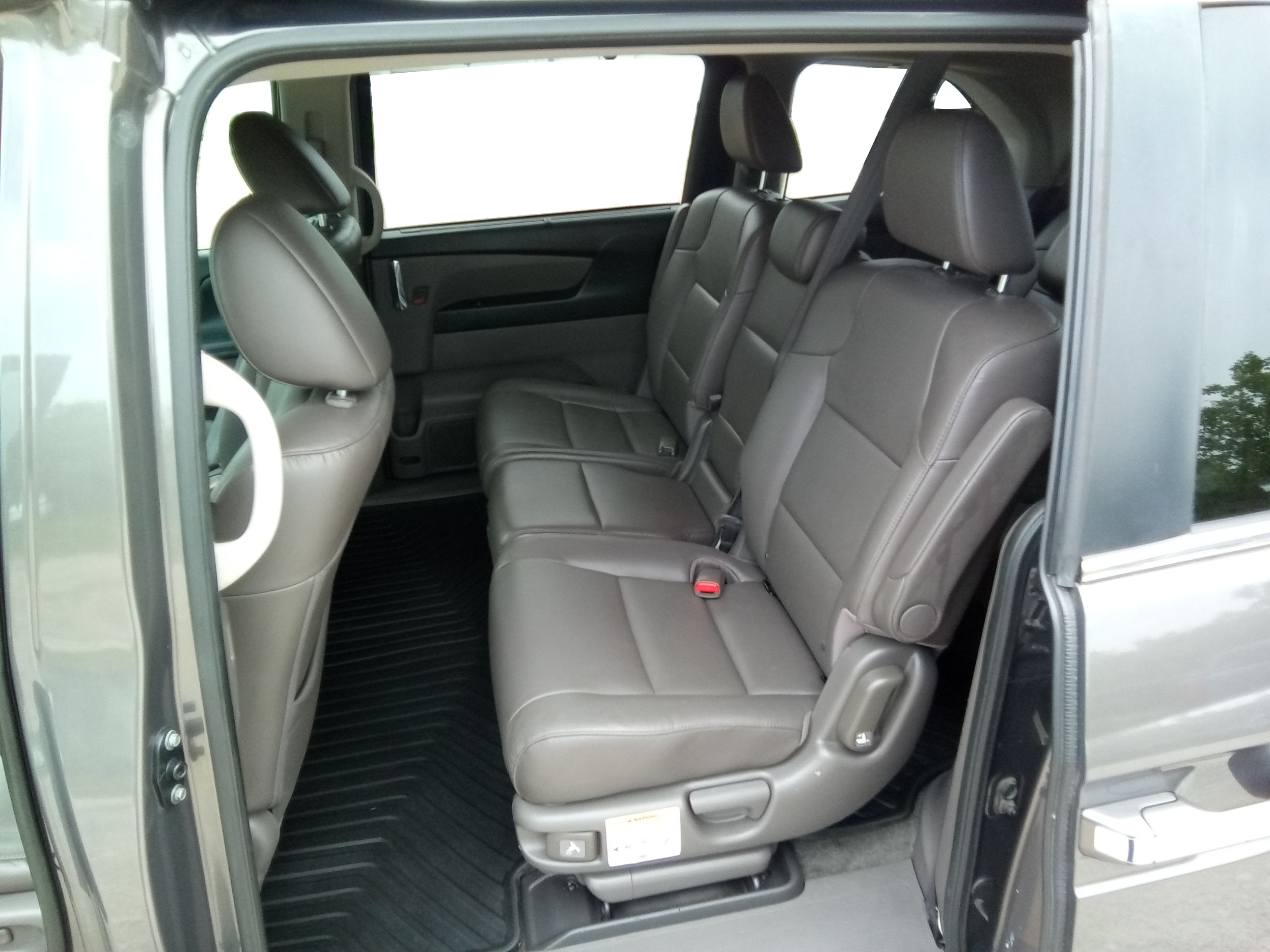 Neighborhood Autos, LLC - Used vehicle - Minivan HONDA ODYSSEY 2016