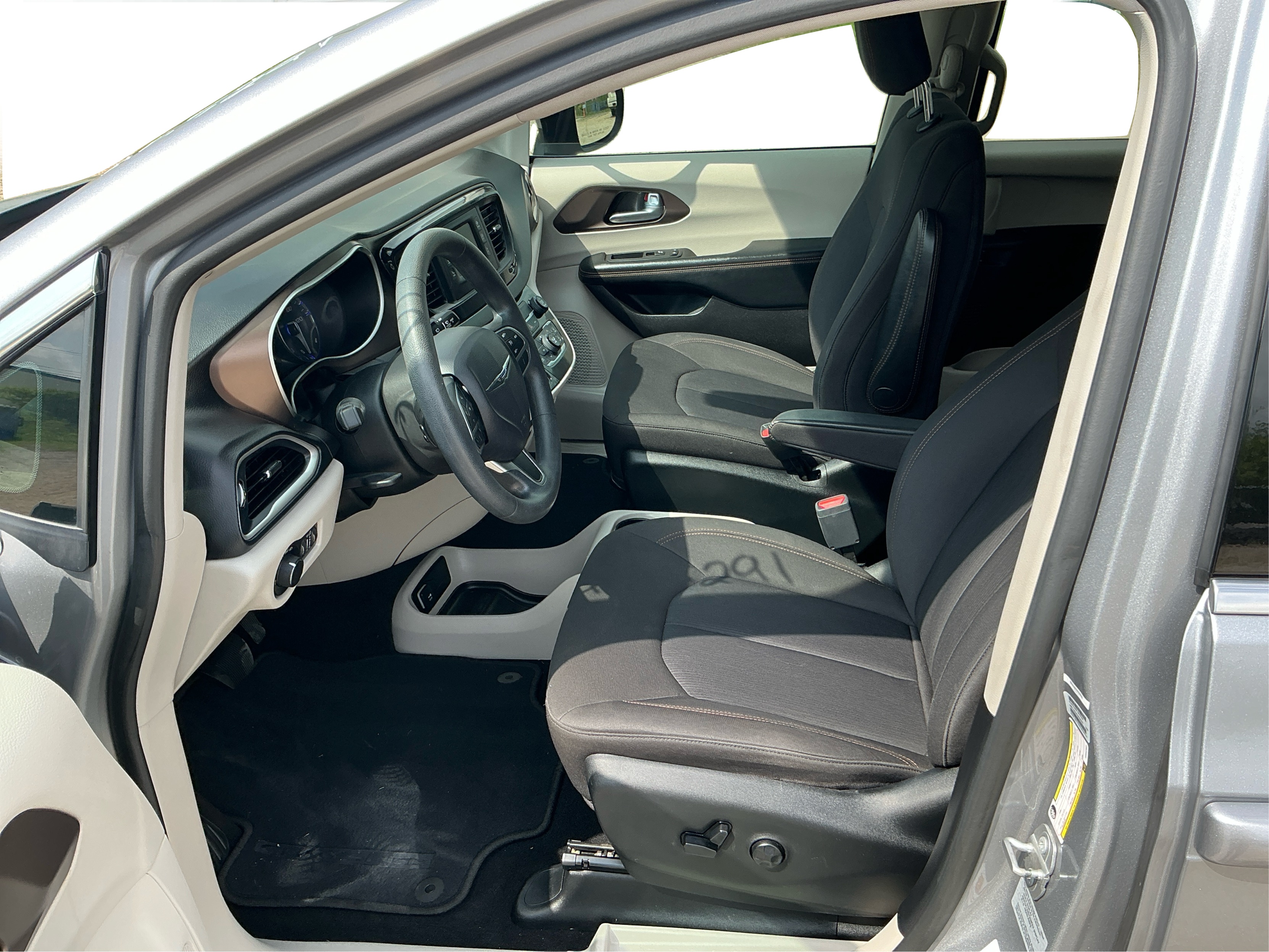 Neighborhood Autos, LLC - Used vehicle - Minivan CHRYSLER PACIFICA 2017