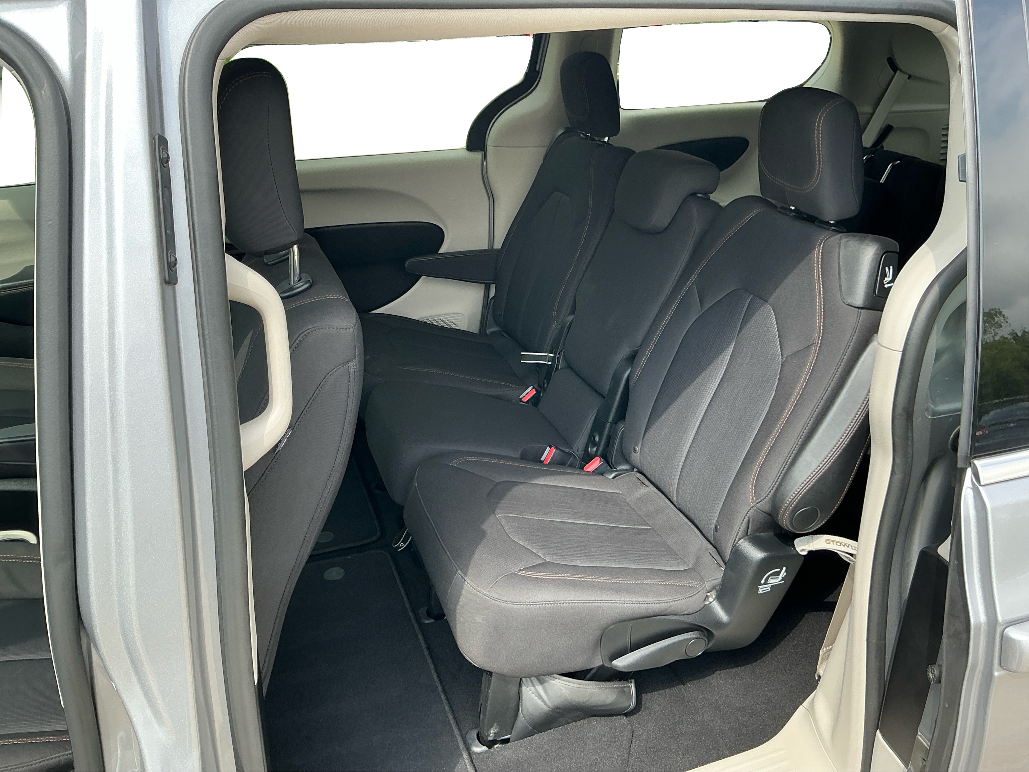 Neighborhood Autos, LLC - Used vehicle - Minivan CHRYSLER PACIFICA 2017