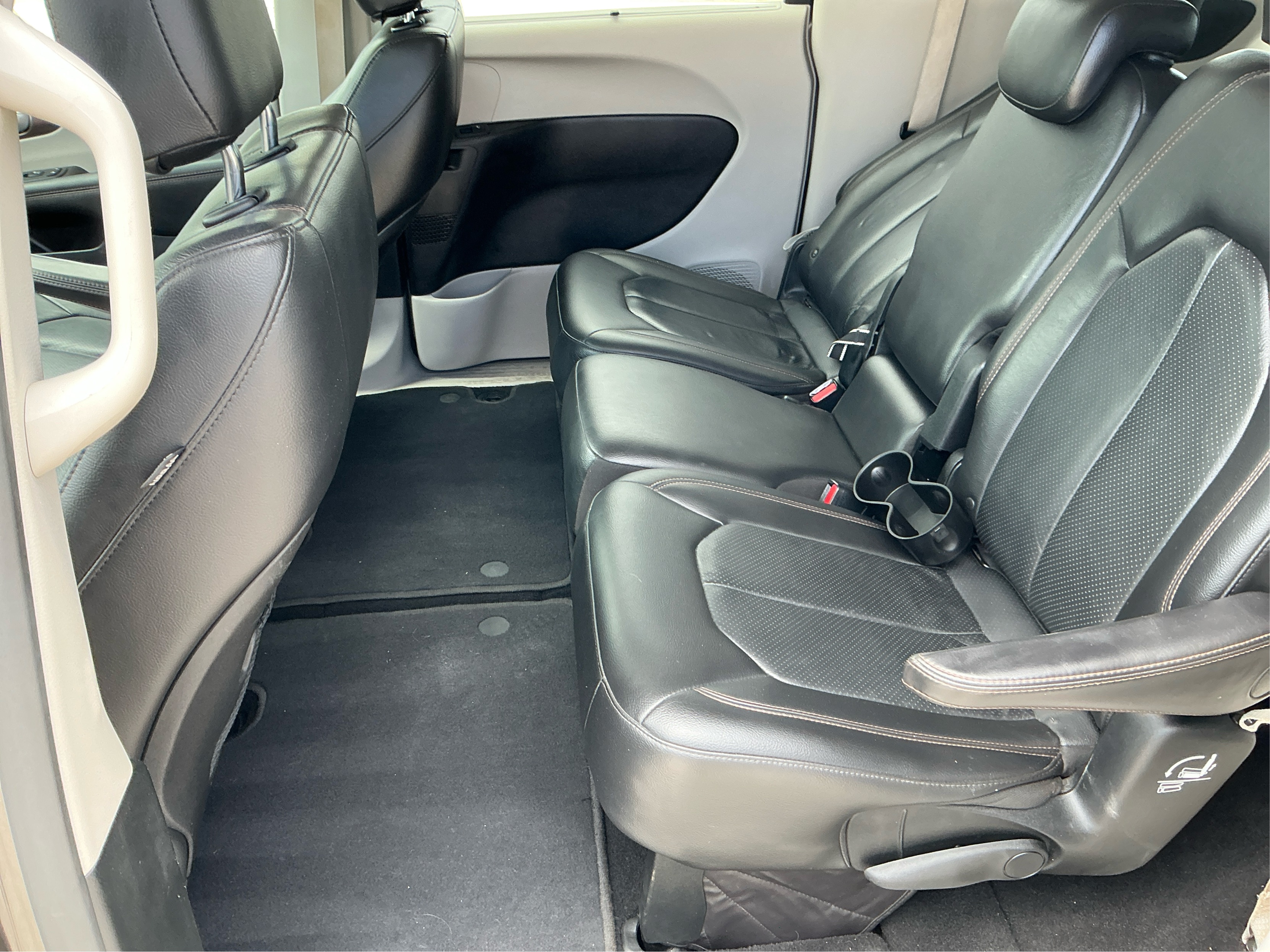Neighborhood Autos, LLC - Used vehicle - MINIVAN CHRYSLER PACIFICA 2018