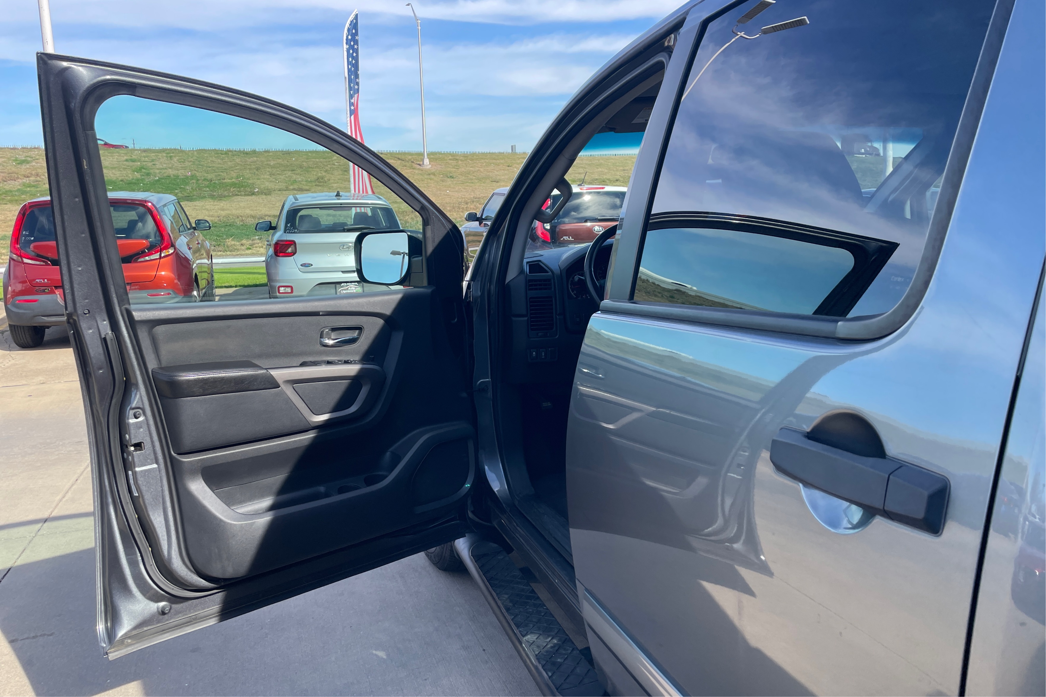 2015 Nissan Titan SV - Photo 21