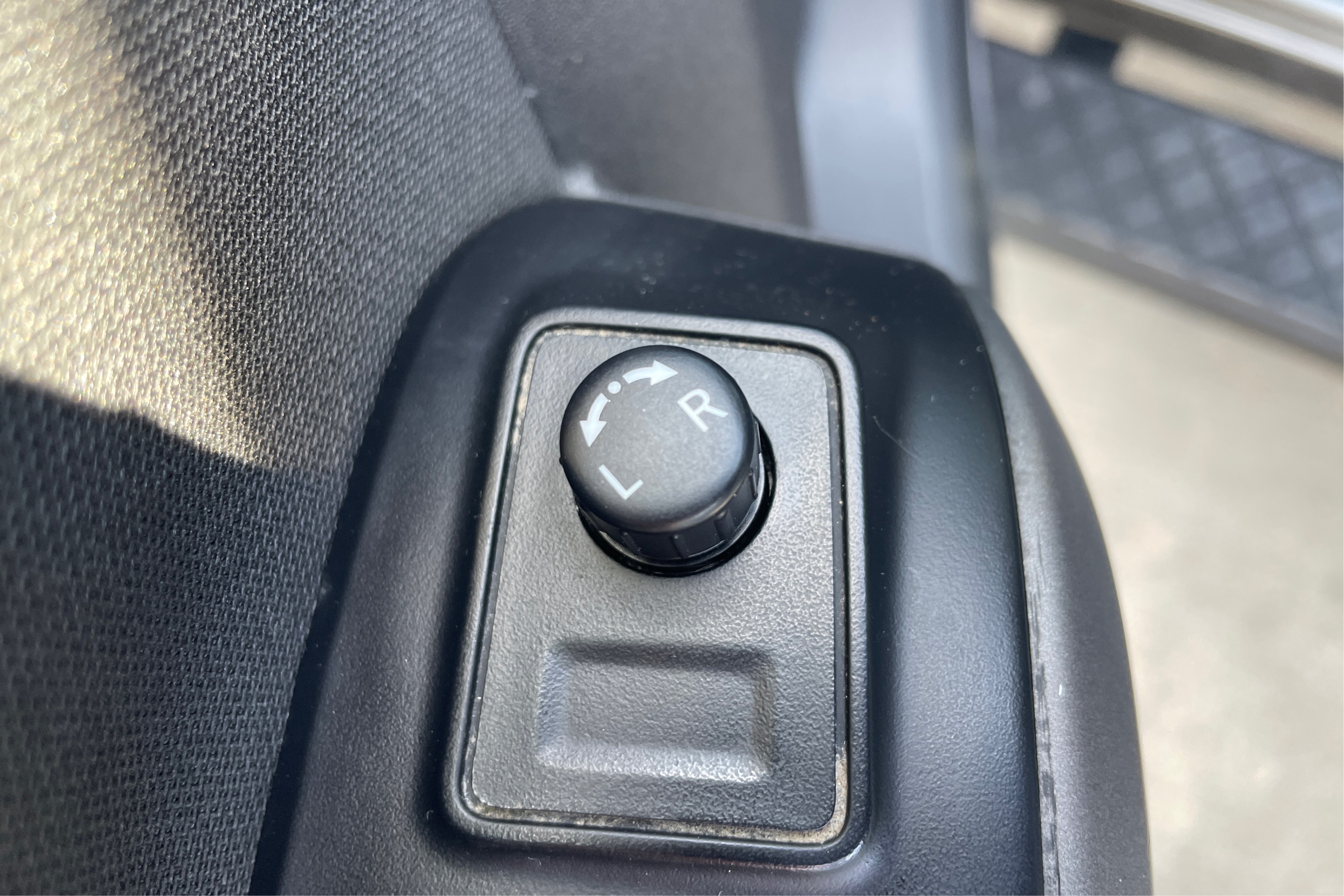 2015 Nissan Titan SV - Photo 30