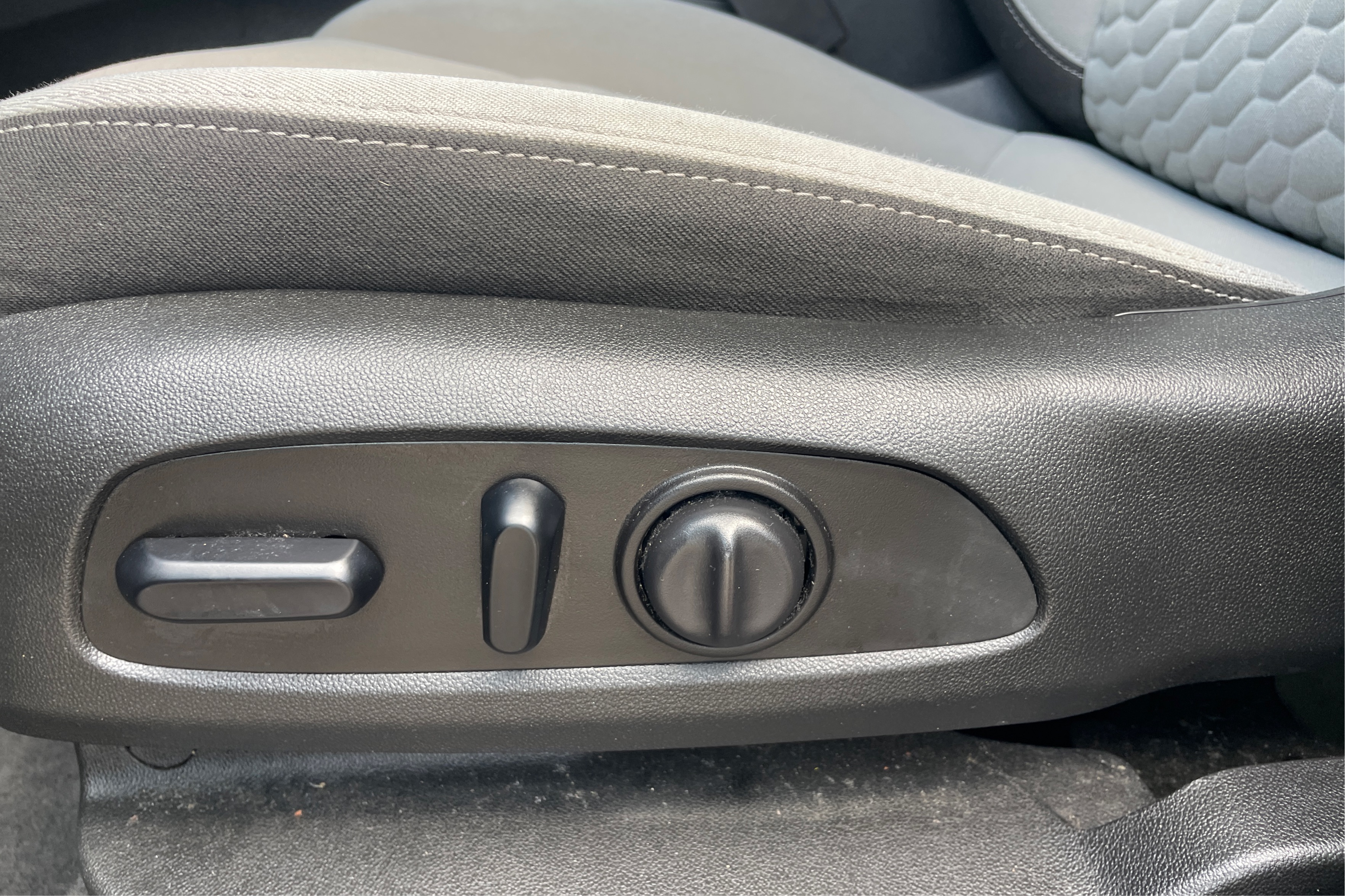 2020 Chevrolet Equinox LS - Photo 29