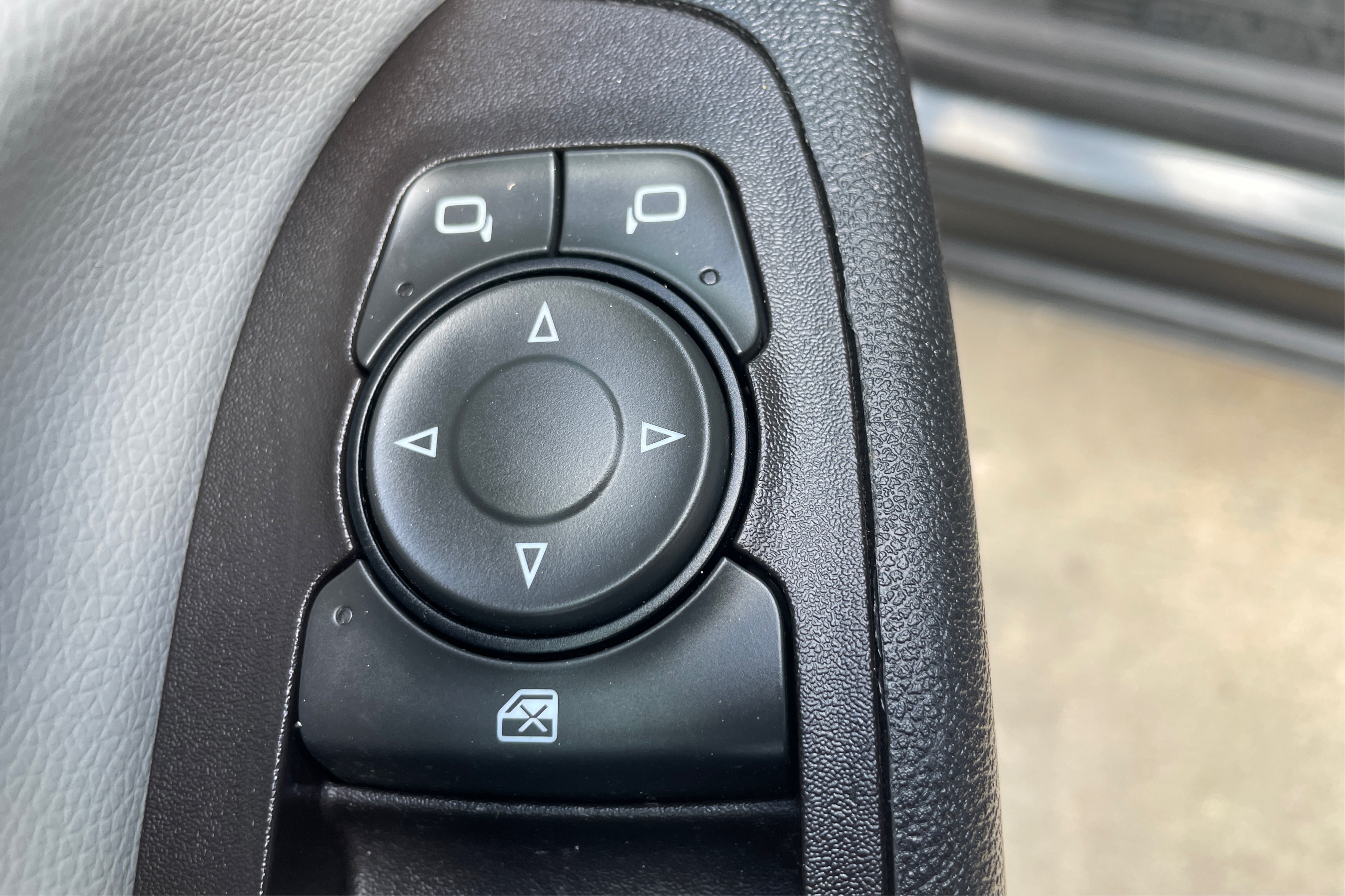 2020 Chevrolet Equinox LS - Photo 30