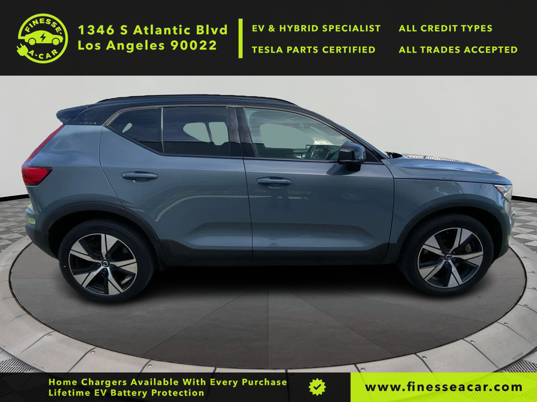 2021 Volvo XC40 Recharge P8 photo 3