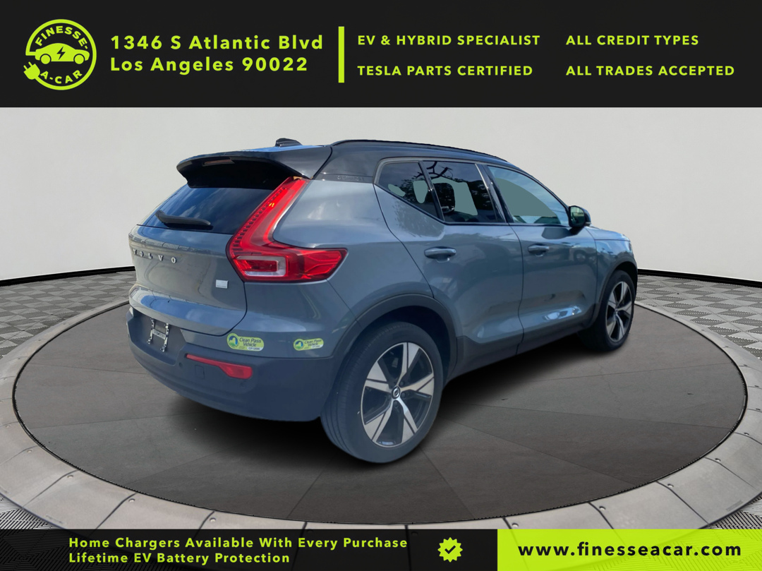 2021 Volvo XC40 Recharge P8 photo 4