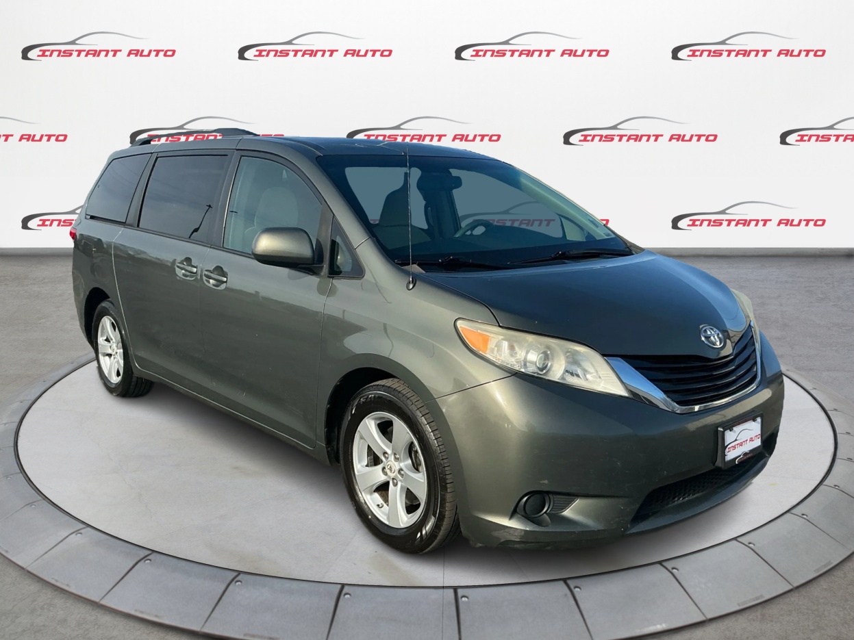 2012 Toyota Sienna LE's photo