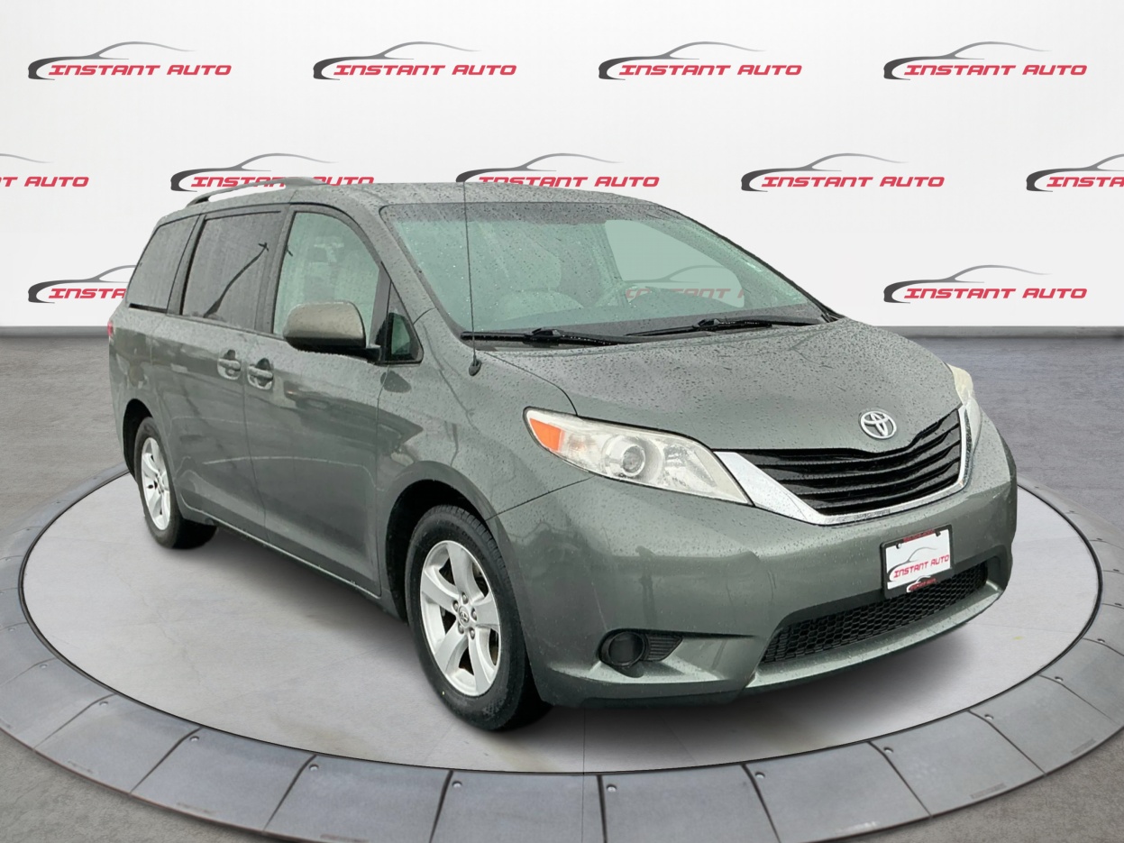 2014 Toyota Sienna LE's photo