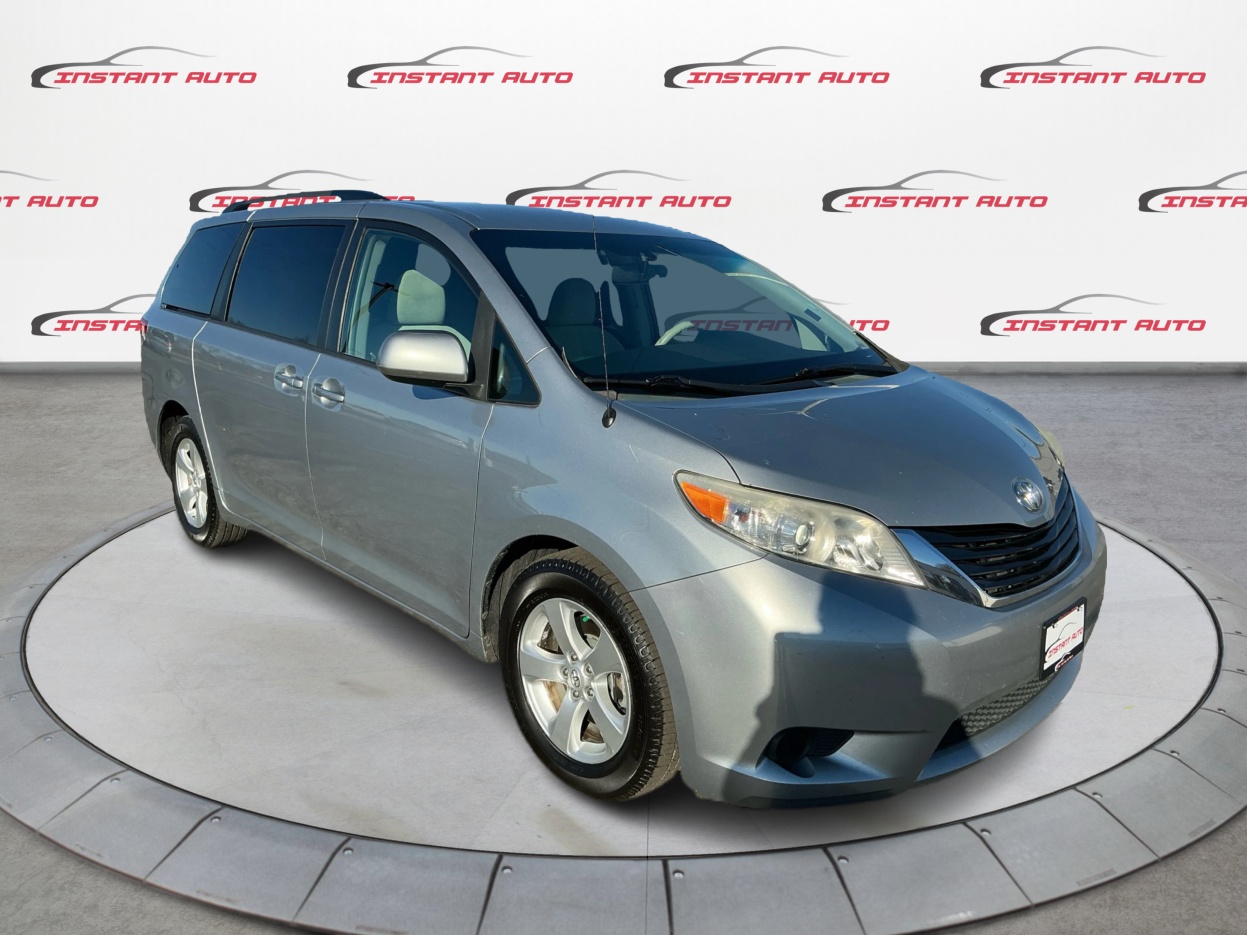 2014 Toyota Sienna LE's photo