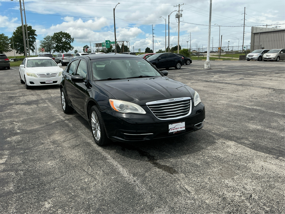 2013 Chrysler 200 Touring's photo
