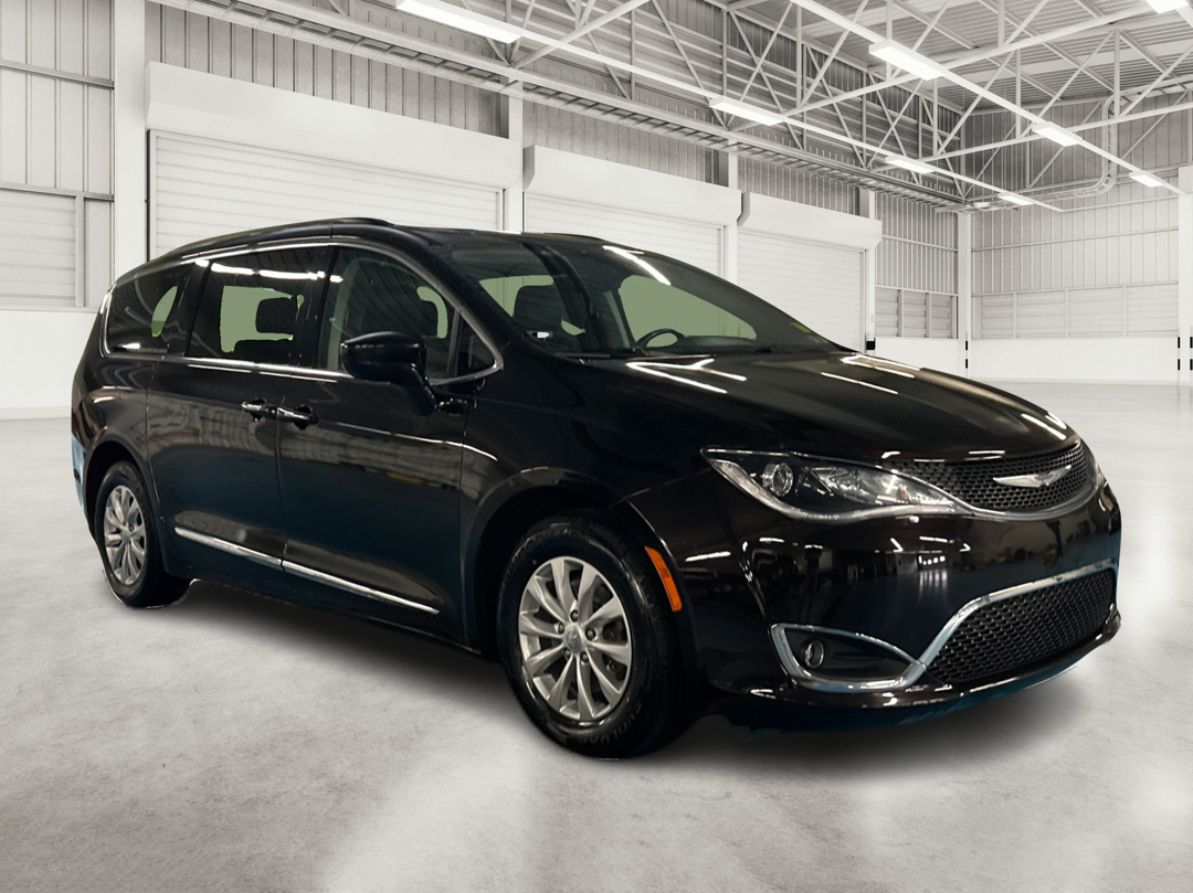 2017 Chrysler Pacifica Touring-L's photo