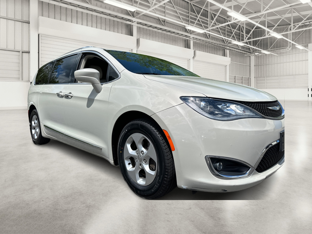 2017 Chrysler Pacifica Touring-L Plus's photo