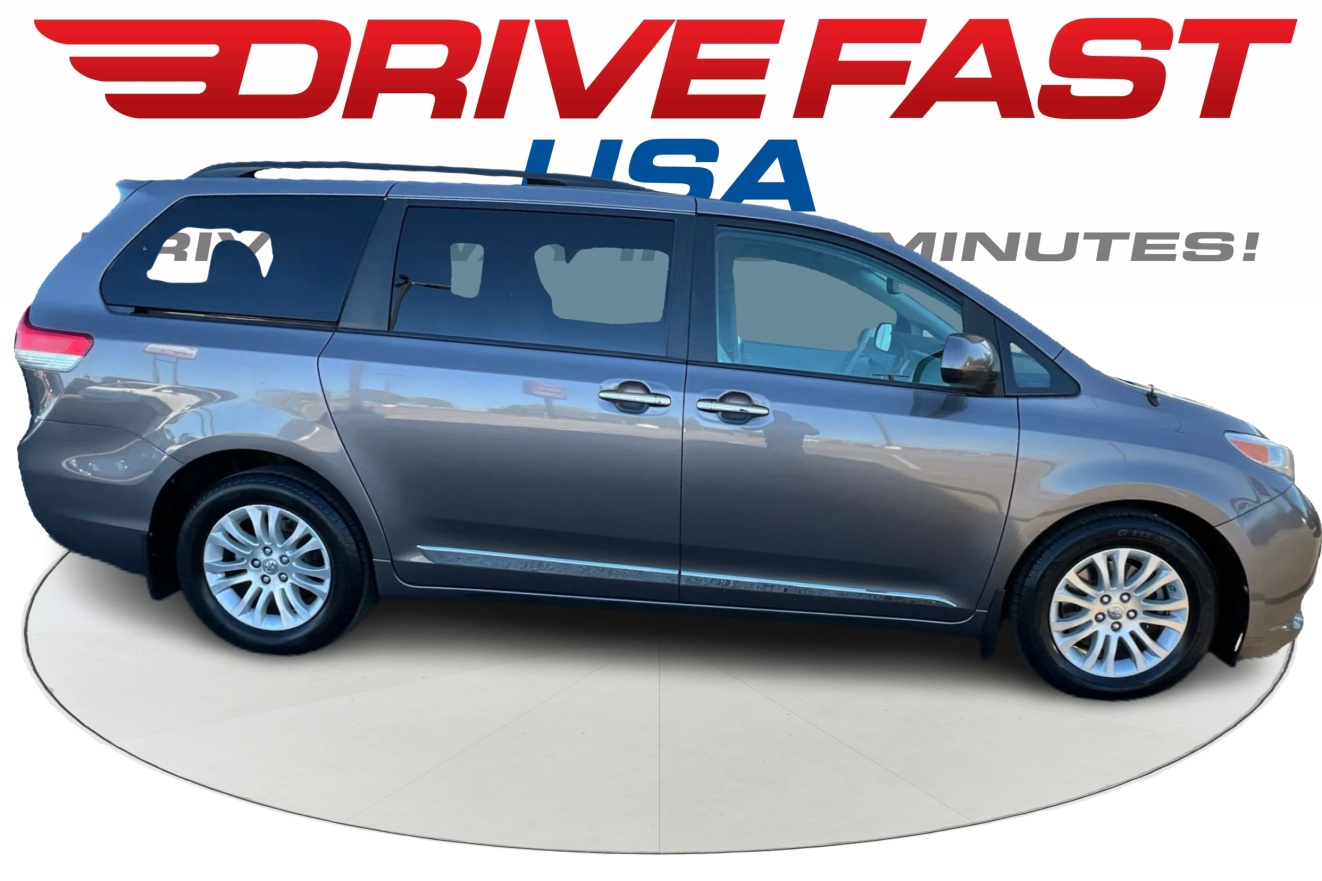 2014 Toyota Sienna XLE's photo