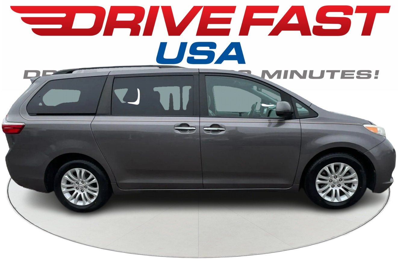 2017 Toyota Sienna XLE's photo