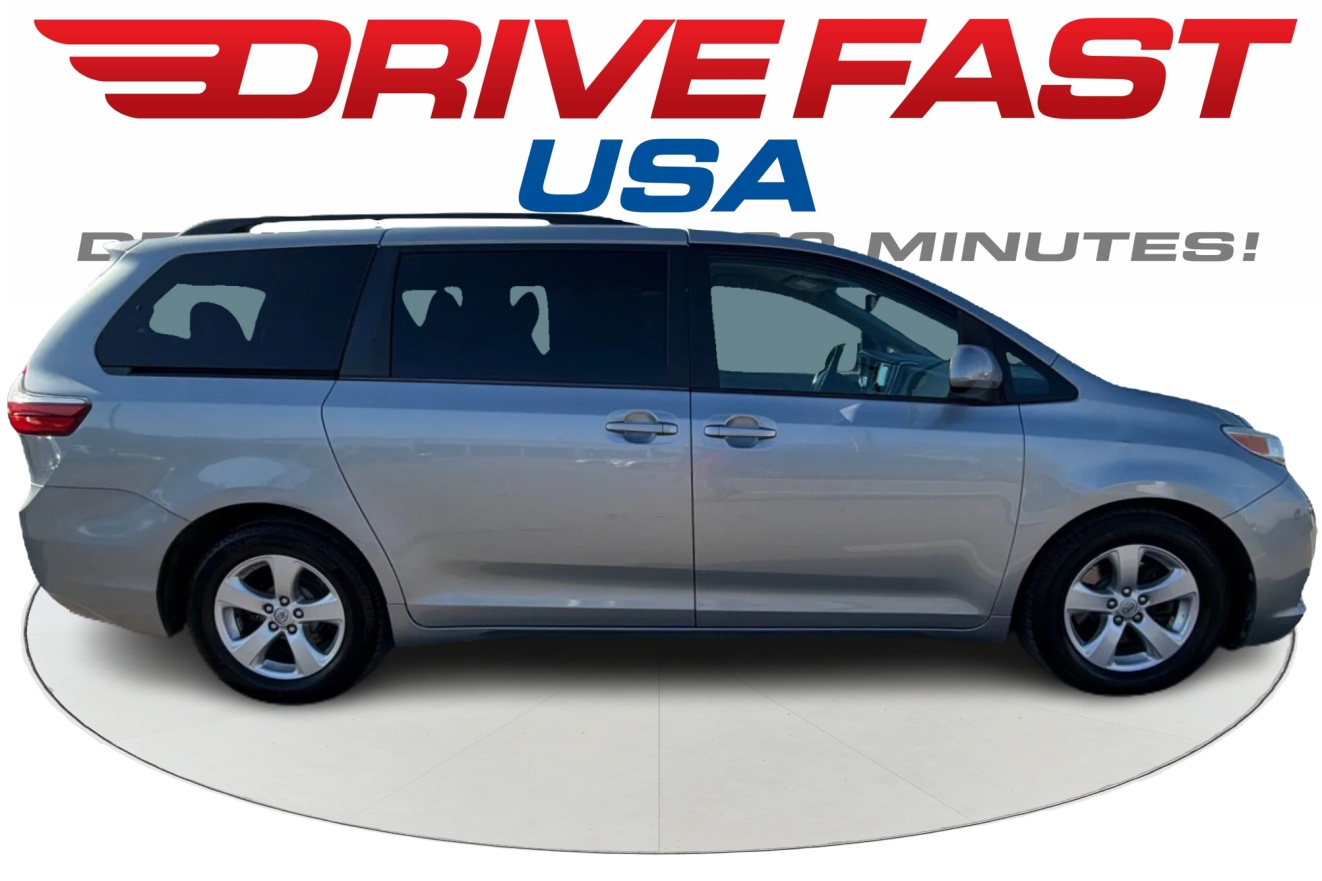 2016 Toyota Sienna LE's photo