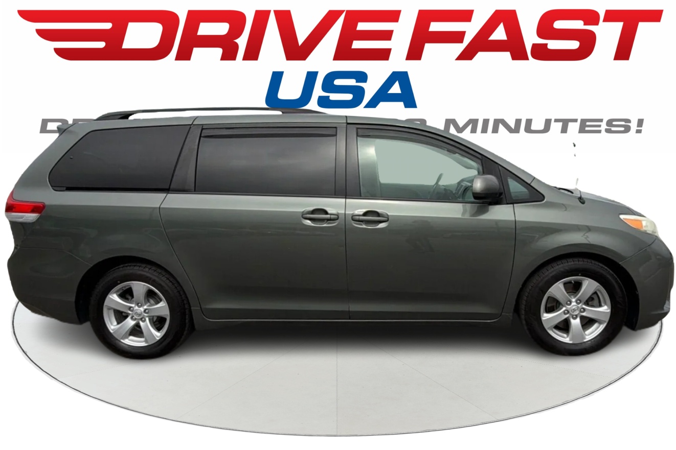 2014 Toyota Sienna LE V6 7-Passenger Access Seat's photo